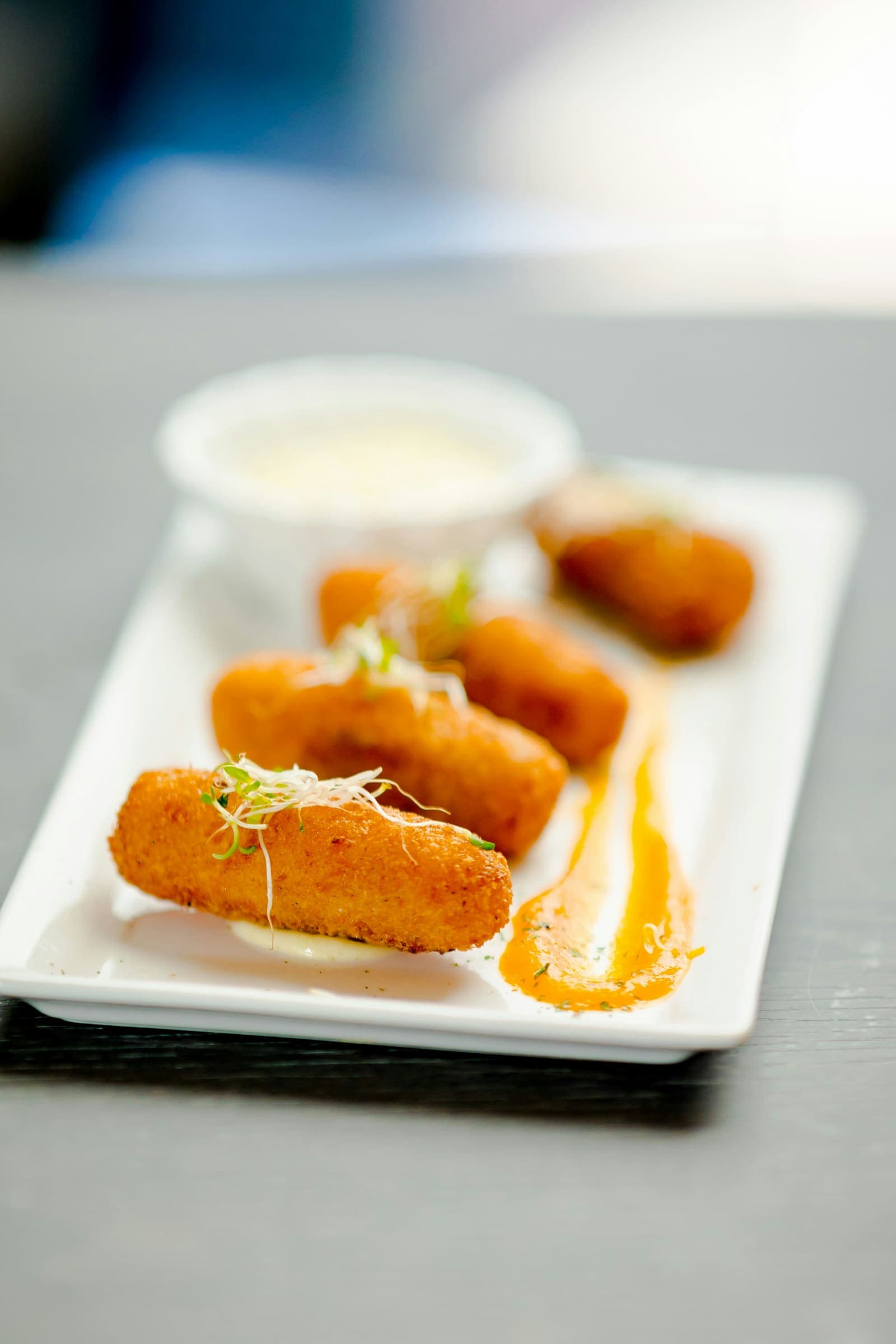 Croquettes de poulet rôti dorées, dressées sur une pointe de crème citronnée